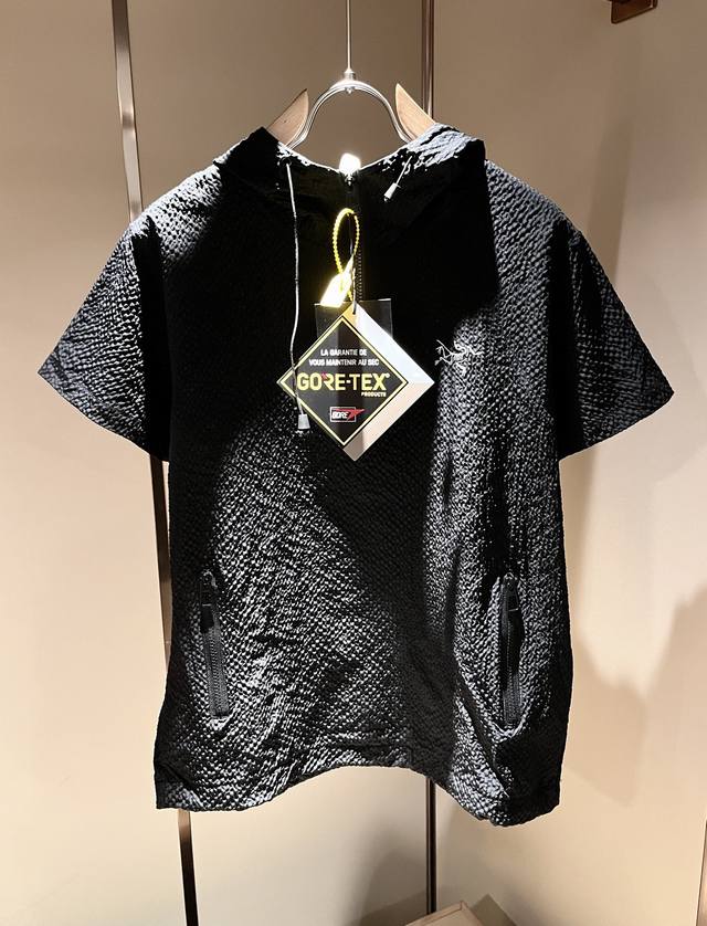Arcter*X始*祖鸟 2025春夏新款休闲套装，户外品牌可能大家第一想到的就是加拿大鹅、始祖鸟。给人一种标签试的感觉！除了在款式设计上颇有造诣之外，最明显或