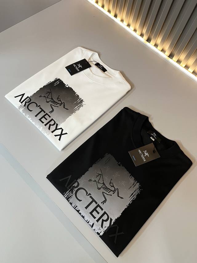 Arcter*X始*祖鸟 2025春夏新款男女同款短袖T恤户外品牌可能大家第一想到的就是加拿大鹅、始祖鸟。给人一种标签试的感觉！除了在款式设计上颇有造诣之外，最