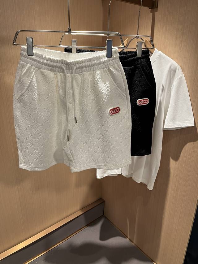 Gucc*古家 2025春夏最新系列基础圆领男女同款休闲短裤，男女同款！贸易公司渠道稀出，同步官网发售 ！ 新时尚元素设计！字母Logo图案徽章设计！为全新系列