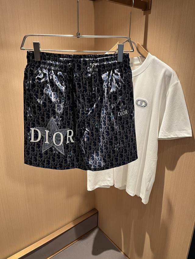 Dio*迪*奥 2025春夏新款男女同款休闲抽绳短裤，男女同款立体字母老花Logo设计，时尚运动休闲短裤！面料采用进口聚酯纤维材质！专属面料制作而成，面料手感瓷