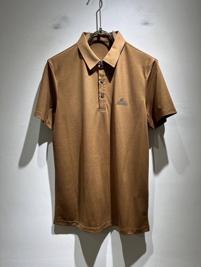 Loro Piana诺悠翩雅 2025春夏男士最新的贸易订单Polo衫，全品相！！上身舒适透气，不僵硬，整体有着丰富的立体感，品质出口订单，衣身Logo图案刺绣