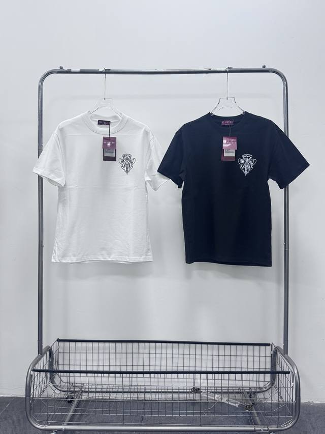 新款上新25S 上新啦！！ 此款，采用高克重，洗水面料，300克 工艺复杂， 添加个性色彩搭配 十足的造型搭配和彩色形成鲜明对比效果的T恤设计，让他们成为街头焦