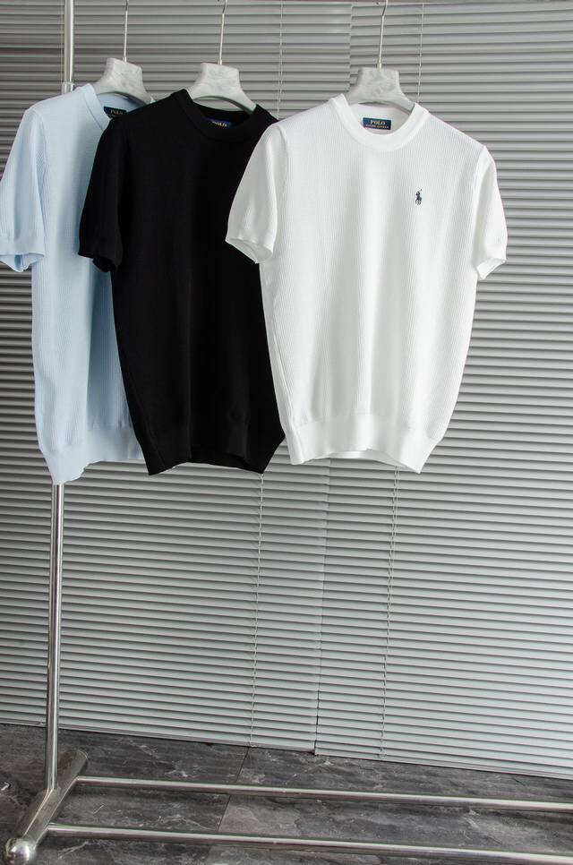 New# Polo 25Ss春夏新品 男士针织短袖衫！采用纤维超细与高弹的伊力特纱线织造而成，质感与纹理都是超级的柔和，非常的轻薄柔软，手感极其的细腻丝滑，纱线