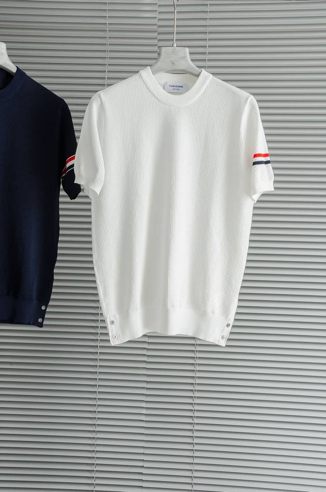 New# Tb 25Ss春夏新品 男士针织短袖衫！采用纤维超细与高弹的伊力特纱线织造而成，质感与纹理都是超级的柔和，非常的轻薄柔软，手感极其的细腻丝滑，纱线越细