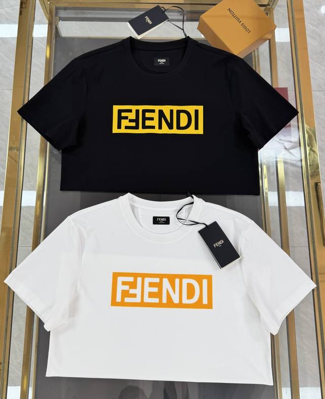 Fendi2025春夏新品硅胶印花双F字样镂空短袖T恤；定制100支双股丝光长绒棉面料，80%进口苏皮马棉的纱织，再加上环保的染色工艺，烧毛去污，液氨丝光工艺！