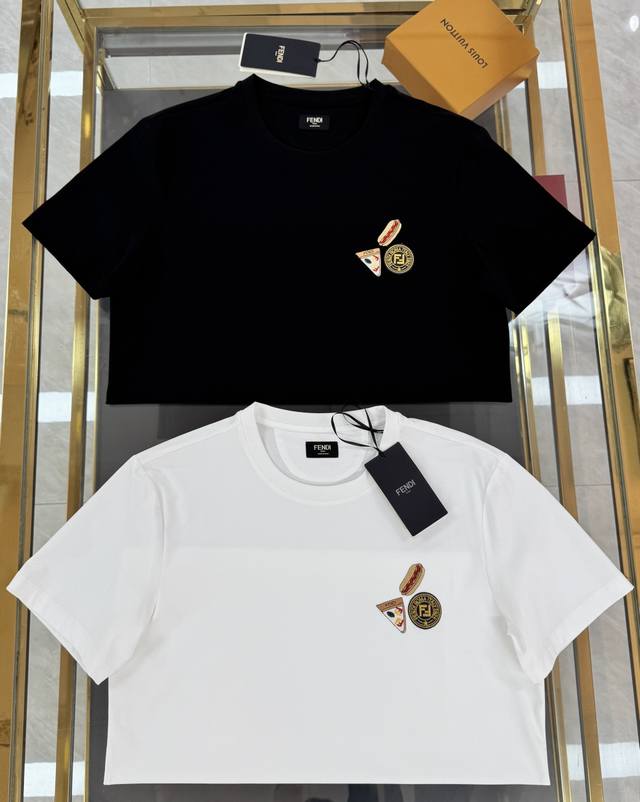 Fendi 2025春夏新品贴布刺绣徽标短袖T恤；定制专属100支双股丝光长绒棉面料，胸前徽标刺绣图案，设计理念独特魅力展现，下脚织唛纽扣设计，简约时尚的设计元