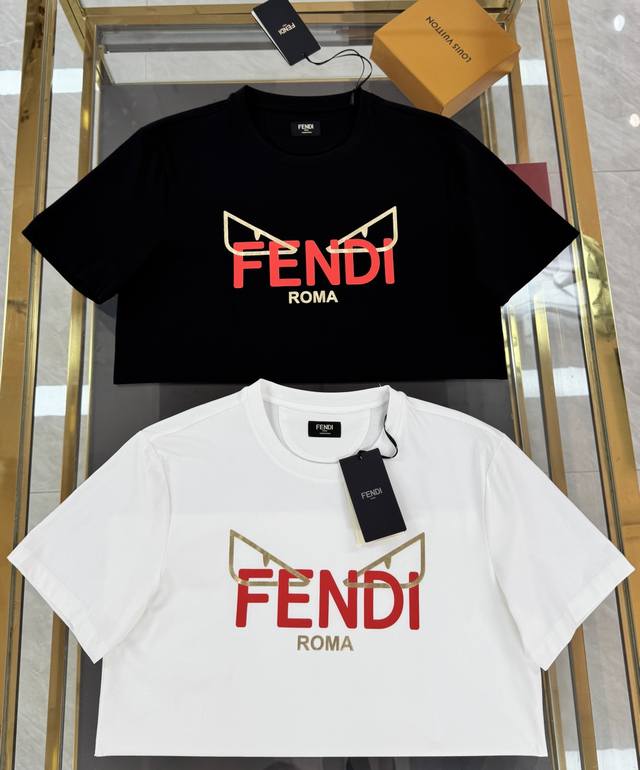 Fendi 2025春夏新品欧洲限定抽象字母印花短袖T恤；定制柜台同步180克100支双股丝光长绒棉面料，胸前设计拼接抽象字母组合印花工艺，一款未在国内上市的新