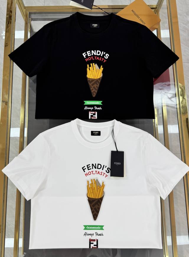 Fendi 2025春夏新品立体刺绣“Fendi”短袖T恤；定制100支双股丝光长绒棉面料，80%的进口苏皮马棉，胸前“Fendi”立体刺绣工艺，下脚更有织唛纽