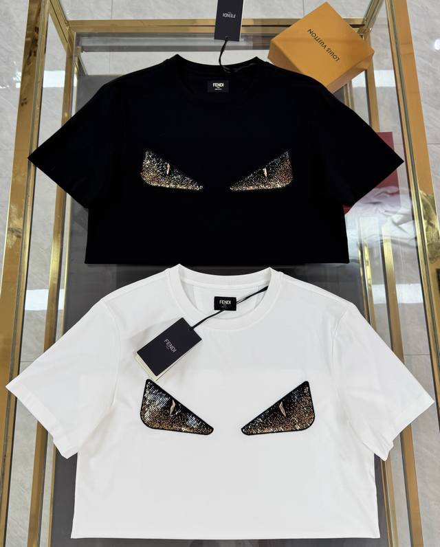 Fendi 2025春夏新品立体刺绣“Fendi”短袖T恤；定制100支双股丝光长绒棉面料，80%的进口苏皮马棉，胸前“恶魔之眼”立体刺绣工艺，下脚更有织唛纽扣