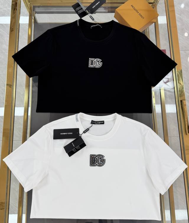 嘎巴吶2025春夏新品手工订珠晶饰章仔短袖T恤；定制柜台同步面料，胸前采用进口水晶珠花管手工缝制金丝线章仔Dg字样缝制，一款非常显高贵气质的单品，高贵的Dg字样