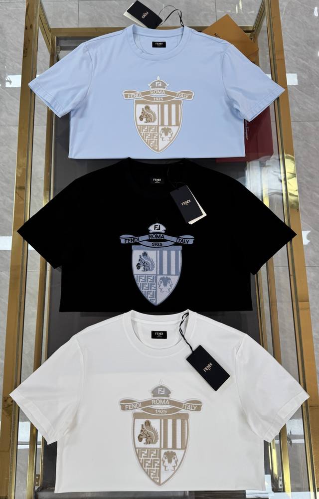Fendi2025春夏新品百年庆典而设计的万针刺绣Fendi Clup短袖T恤；定制柜台同步面料，短袖圆领短T，胸前绣有Fendi饰章，是由Silvia Ven