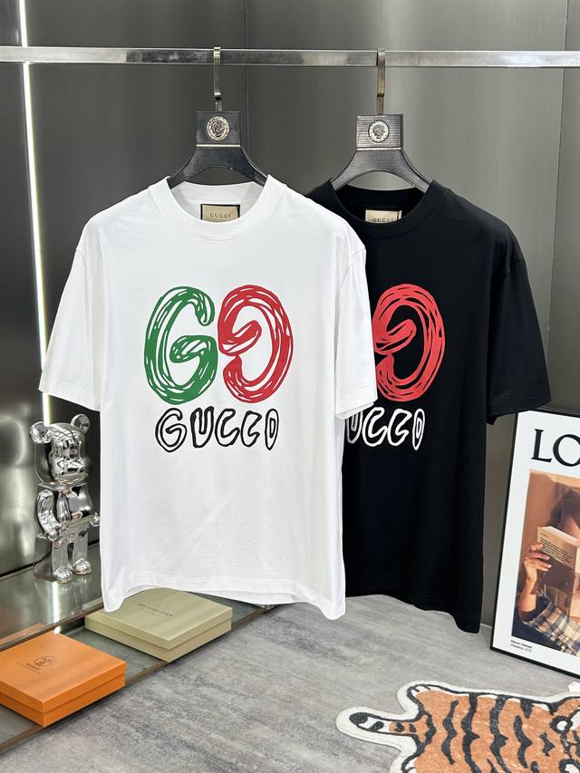 Gucci 2025春夏新款首发专柜最新款短袖圆领T恤 高端订制 设计前卫时尚！品牌Logo重工艺设计 高端定制丝光云朵棉面料.手感柔软.穿着舒适.专柜级别精致