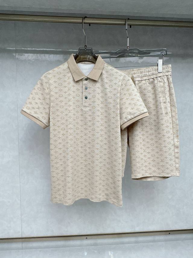 普拉达 2025春夏最新款，男女同款，经典设计短袖T恤短裤套装，定制丝光棉面料，手感柔软，穿着舒适，做工精细.上身效果无敌帅气，码数M-3Xl