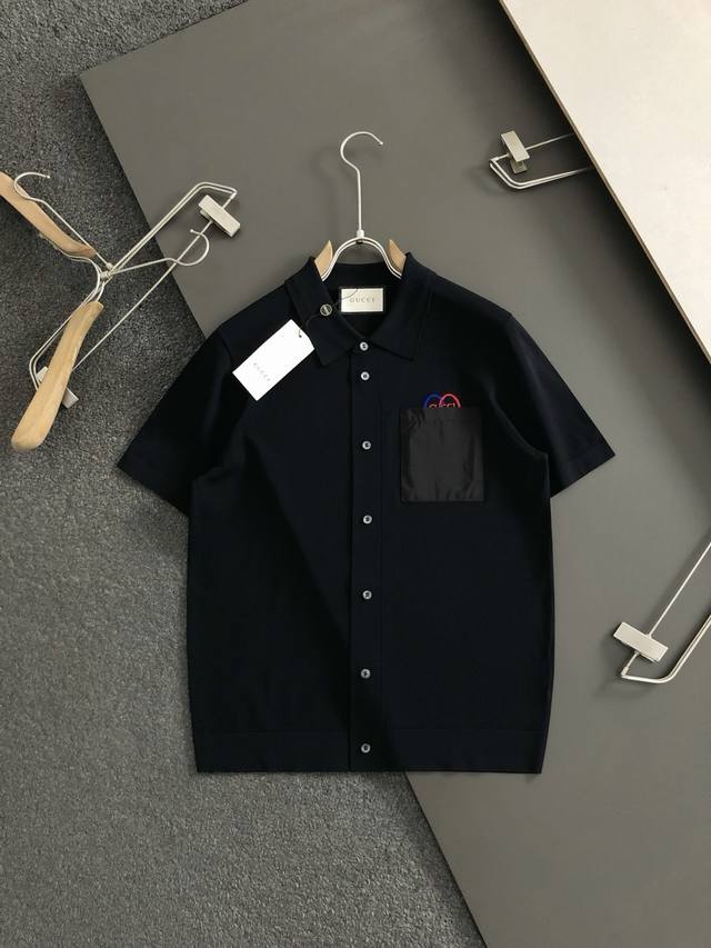 Gucc* 2025春夏双面料拼接口袋提花字母翻领伊力特Polo.精致工艺专柜面料，顶级元素融合打造，经典短袖3标齐全，潮男时尚，无论是上身舒适度还是都是无可比