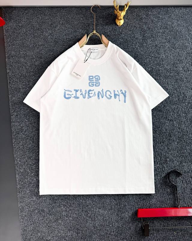 Giv 25Ss春夏新款 刺绣字母圆领短袖；男女同款 客供进口100%全棉材质，手感柔和爽滑细腻，且富有亲肤感，其面料的透气吸湿性更是无与伦比的舒适高级，两者相