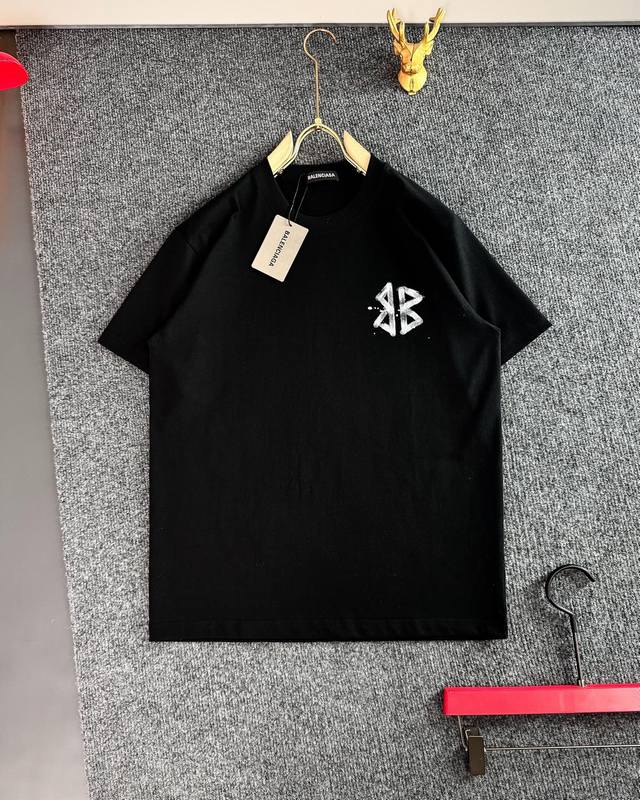 Bal* 25春夏最新最顶级版 胸前Logo 后背印花搭配最顶级的品质专柜原单短袖，顶级制作工艺 纯棉面料，专柜款独特设计，采用进口高端订制进口丝线手感一流！官