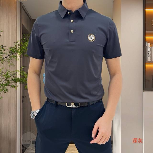 Lv驴家 2025春夏款专柜最新款短袖Polo衫翻领T恤 高端订制 设计前卫！胸前品牌Logo重工艺设计 高端订制冰氧桑蚕丝无缝面料.手感柔软.穿着舒适.专柜级