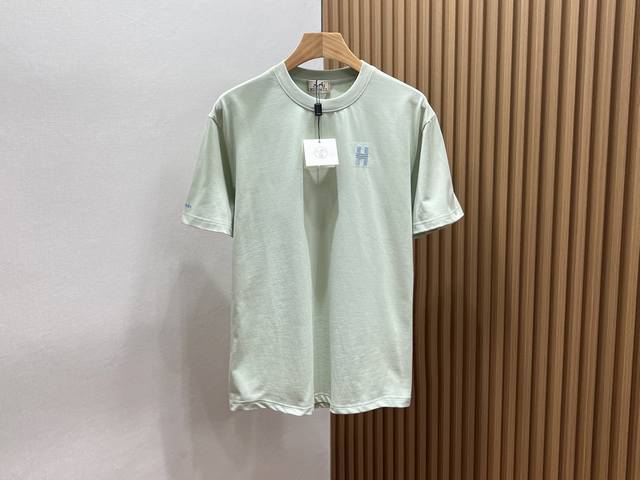 25Ss 胸前简单字母短袖，以其简约而不失个性的设计，成为了夏日衣橱中的必备单品。这款短袖采用优质面料，柔软舒适，透气性好，即便在炎炎夏日也能保持清爽。胸前以简