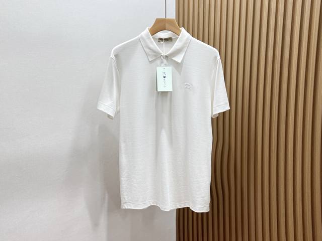 25Ss 马刺绣翻领短袖，以其独特的魅力与精湛工艺，成为时尚界的瞩目焦点。这款短袖上衣采用优质面料，柔软舒适，透气性好，给予肌肤最贴心的呵护。翻领设计简洁大方，