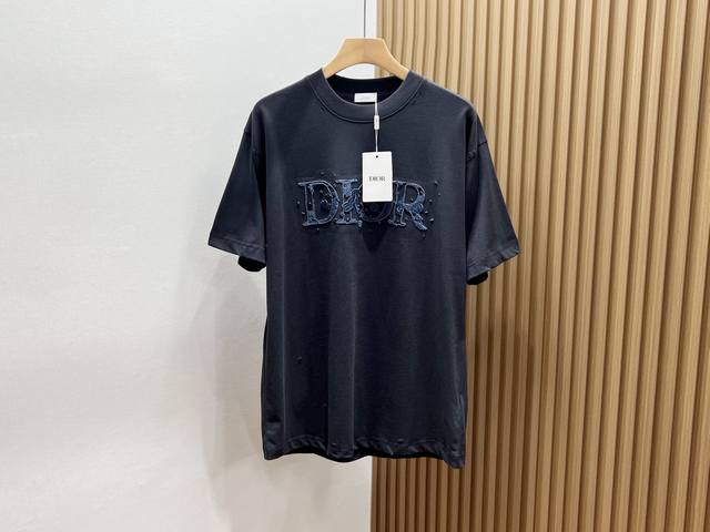 25Ss 刺绣字母休闲短袖，以其独特的工艺与简约设计，成为夏日衣橱的必备之选。短袖采用优质面料，柔软透气，确保穿着时的舒适与自由。衣身以纯色为主，干净利落，展现