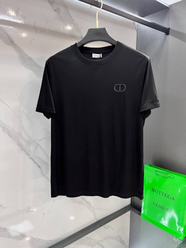 Dior 2025Ss春夏精品短袖T恤 官网同步 高端品质 定制顶级丝光面料，顶级大厂1:1制作，时尚大牌重工艺Logo设计，手感柔软细腻 穿着亲肤舒适 百搭休