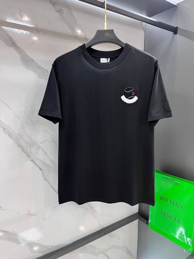 蒙口 2025专柜热销款纯棉短袖，面料经典标识图案Logo时尚简约潮流短袖，最顶级的品质专柜原单短袖，顶级制作工艺进口面料，专柜款独特设计，采用进口高端订制面料