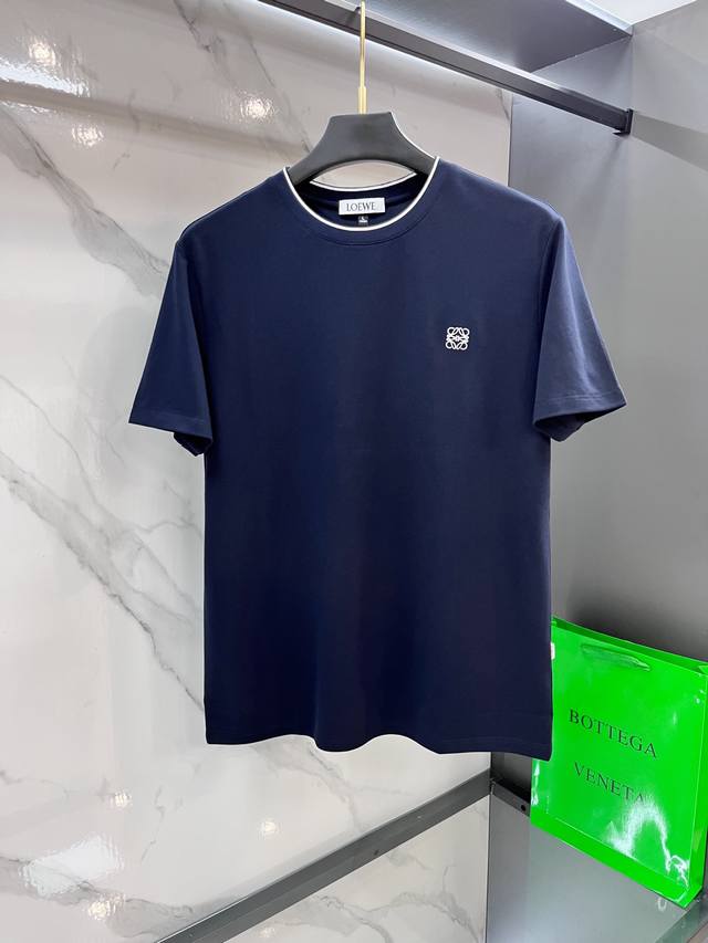 罗意威 25Ss夏季新款圆领短袖T恤！高端纯棉面料，手感质感都极完美！修身裁剪设计干净利落！时尚又好看！走线做工非常精致！版型效果超赞！而且透气性能超强！任何年