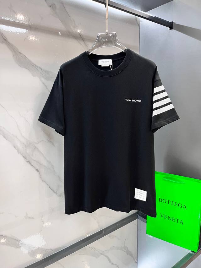 Thom Browne 汤姆 布朗 2025Ss春夏新品 万年经典款T恤，简约中蕴含着独特格调。胸口处精致的品牌字母刺绣标识，低调却彰显身份，是品牌精神的凝练表
