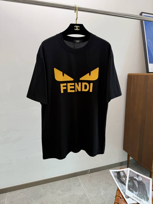 Fend2025 春夏新款短袖 整体上色泽较鲜明和光亮，手感顺滑揉软，悬垂感特强，质地自然柔软、贴身超级舒服，悬垂感特强！ T恤日常穿搭很自在很实用，超级的有韧