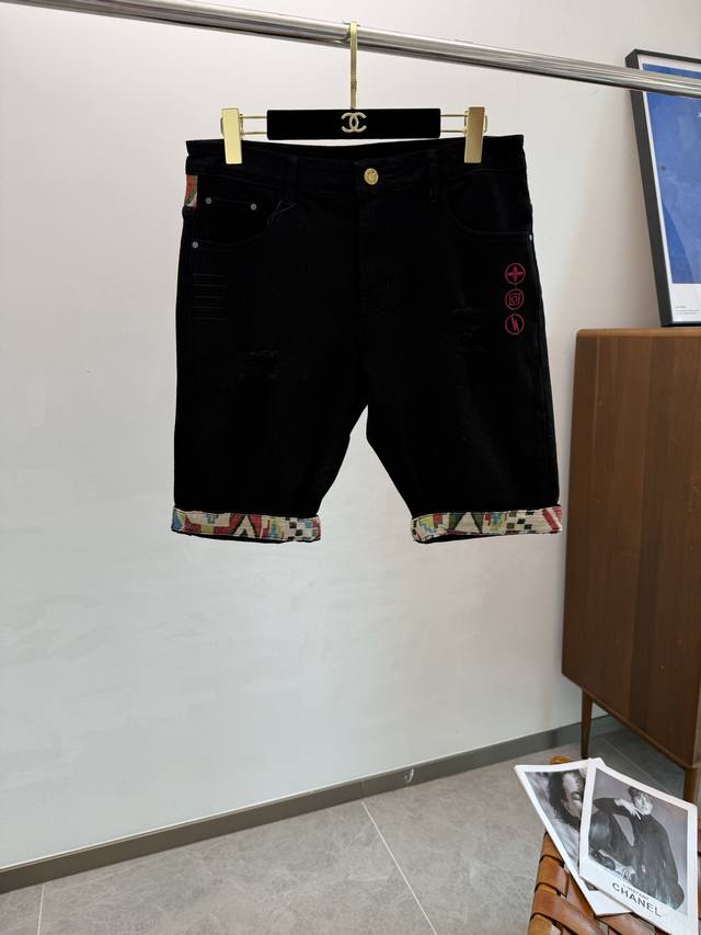 Lv2025Ss夏季新款男士休闲牛仔短裤，专柜定制面料 透气舒适度高，细节无可挑剔，品牌元素设计理念，体现高品质。手感细腻柔软！呈现休闲裁剪，上身版型超赞！尺码