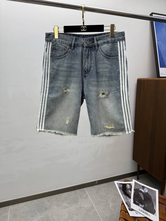 Bal2025Ss夏季新款男士休闲牛仔短裤，专柜定制面料 透气舒适度高，细节无可挑剔，品牌元素设计理念，体现高品质。手感细腻柔软！呈现休闲裁剪，上身版型超赞！尺