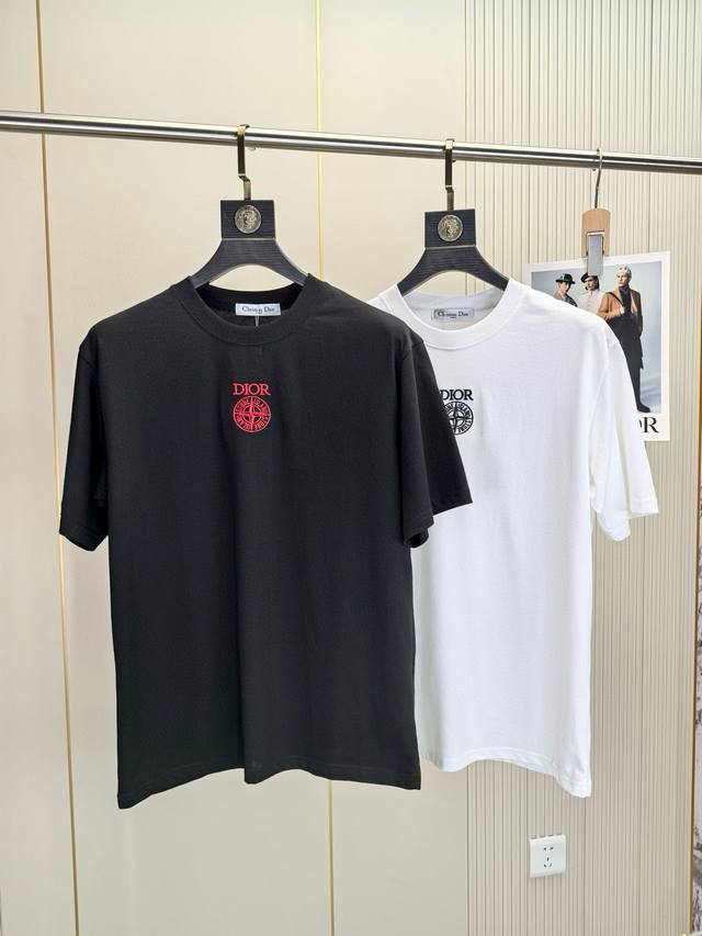 迪奥，2025春夏新品时尚圆领短袖高级定制百搭款式！更有实用感 任何人都可以轻松驾驭 采用95%棉+5%天丝面料制作，手感非常奈斯，不起球，不变形，奢华经典Lo