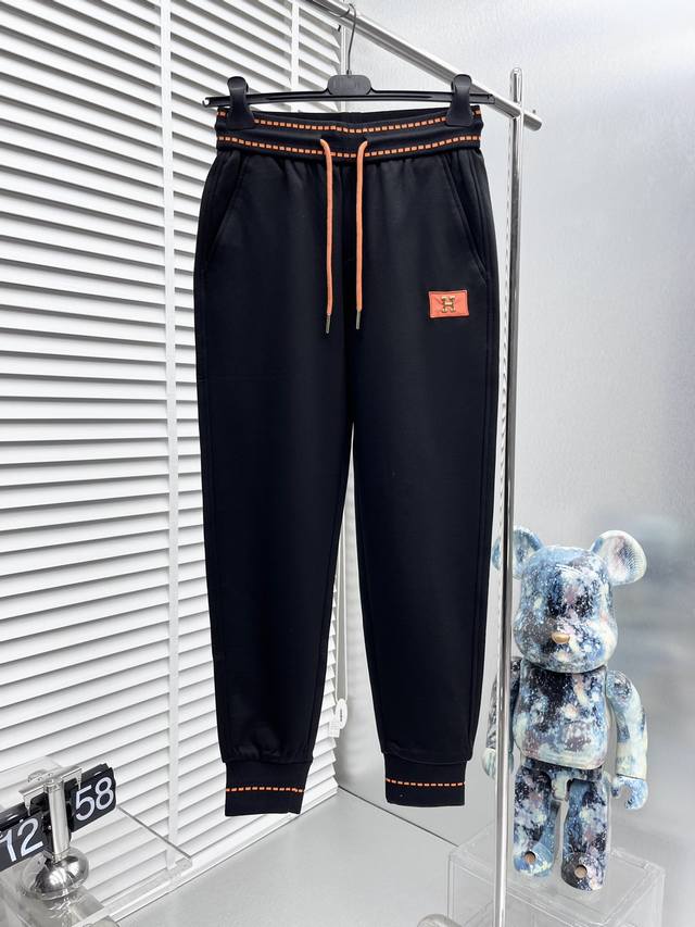 Hermes* 2025Ss春季新款休闲裤！官网同步发售。品牌经典Logo休闲裤 ，定制面料，舒适度极好，手触感强烈。辨识度极高，完美品相工艺。 尺码：M-3X