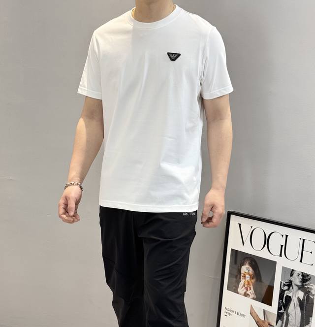 Arman*阿玛尼25S新品男士圆领短袖.胸口立体飞鹰Logo.订制皮标.简单高级.辨识度颇具鲜明.即丰富了视觉又增加高贵感！订制240G高织棉面料.细腻柔软有