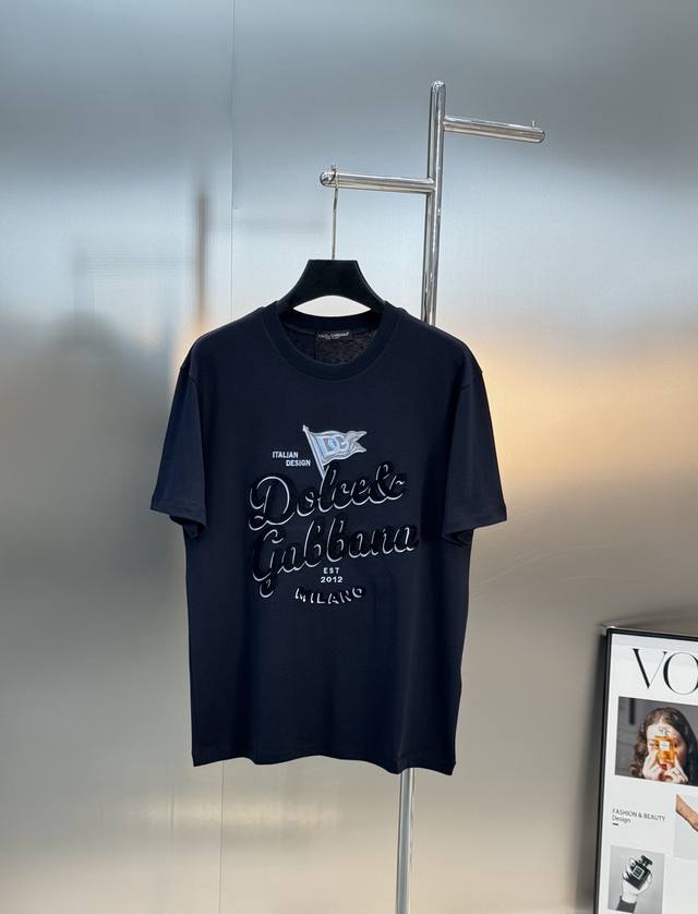 D&G*杜嘉-班纳25S新款圆领T恤.原单推荐！男女同款！新品推荐.高端字母数码印花精致细腻，刺绣立体叠加工艺.品牌字母图形经典呈献.简直太完美了。情侣搭配效果