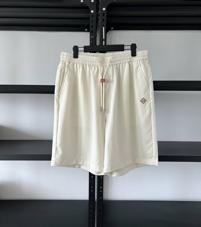 Lp 30Ss春夏新款短裤 美学的焕新诠释,演绎浓郁的格调型时尚风范,细节感和设计感强悍.经典品牌标识做为色彩搭配,演绎经典的品牌时尚,为整体造型增光添彩.进口