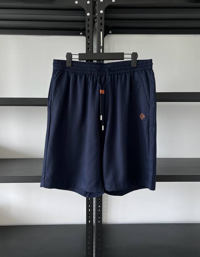 藏 Lp 30Ss春夏新款短裤 美学的焕新诠释,演绎浓郁的格调型时尚风范,细节感和设计感强悍.经典品牌标识做为色彩搭配,演绎经典的品牌时尚,为整体造型增光添彩.