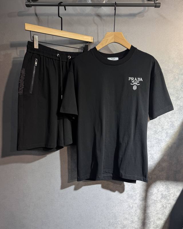 Prada 普拉达 高端定制套装 节约时间免去搭配烦恼2025春夏新款首发专柜最新款短袖短裤休闲套装 高端订制 设计前卫时尚！品牌Logo重工艺设计 高端定制纯