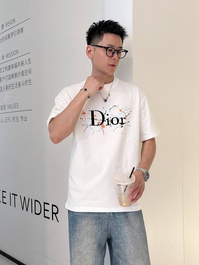 迪奥Dior 高定面料 2025春夏新品上市时尚经典圆领短袖时尚单品设计，更加时尚舒适，高标准定制，上身非常有型，胸前品牌经典Logo 图案 客供辅料，客供进口
