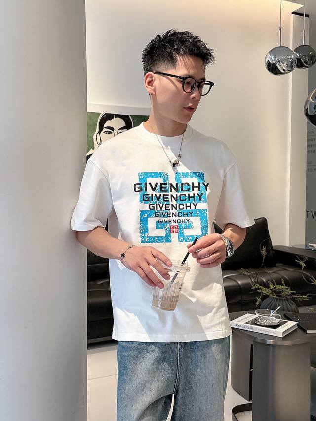 纪梵希 高定面料 2025春夏新品上市时尚经典圆领短袖时尚单品设计，更加时尚舒适，高标准定制，上身非常有型，胸前品牌经典Logo 图案 客供辅料，客供进口高档面