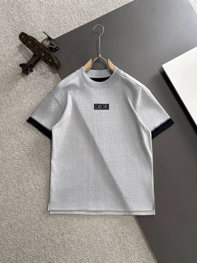 隔天出货 Dior 2025夏季新款 顶级品质 区别通货 重磅推出双纱纯棉面料短袖 春夏走秀款 个性独家款式 男女同款 采用进口定制定染面料 后领锁链底全包肩