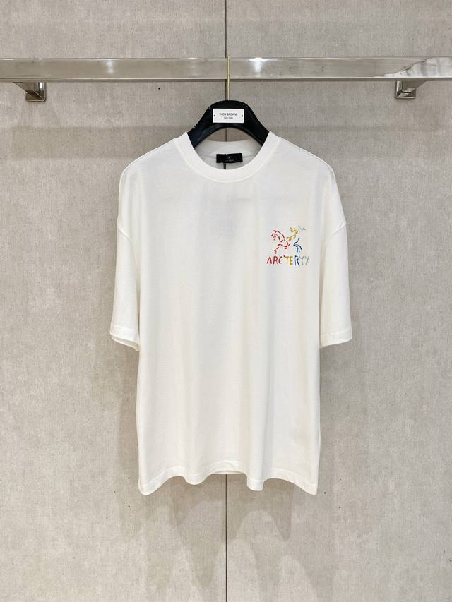 鸟家 2025春夏新款首发专柜最新款短袖圆领T恤 高端订制 设计前卫时尚！品牌Logo重工艺设计 高端定制面料.手感柔软.穿着舒适.专柜级别精致车线.做工精细.