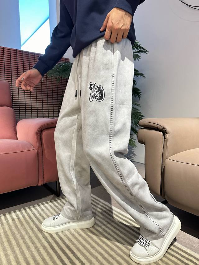 Y-3 顶级货品 2025春夏新款休闲裤！官网同步发售。品牌经典Logo休闲裤 ，定制面料，舒适度极好，手触感强烈。辨识度极高，完美品相工艺。 尺码：M-3Xl