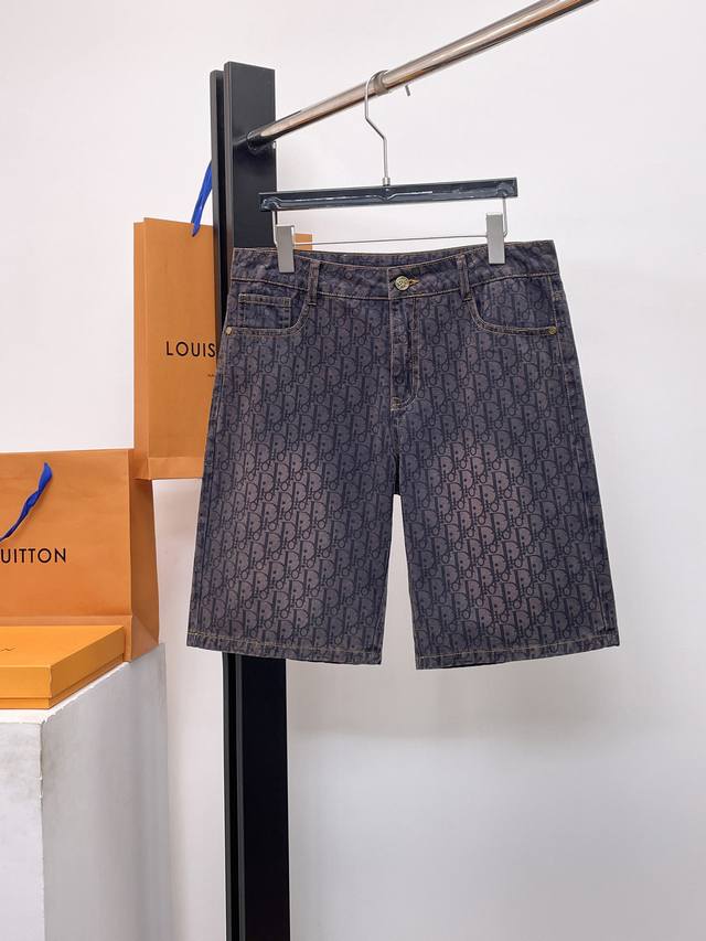 迪奥 2025新品，原单牛仔短裤 原版重工打造，品牌经典Logo设计，三标齐全！原版五金辅料。专柜定制牛仔面料，完全对版专柜，欢迎专柜试穿后再购买，好货不怕比。