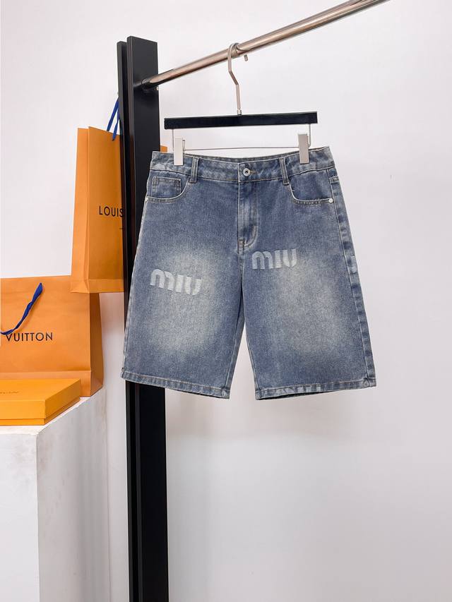 Miu 2025新品，原单牛仔短裤 原版重工打造，品牌经典Logo设计，三标齐全！原版五金辅料。专柜定制牛仔面料，完全对版专柜，欢迎专柜试穿后再购买，好货不怕比