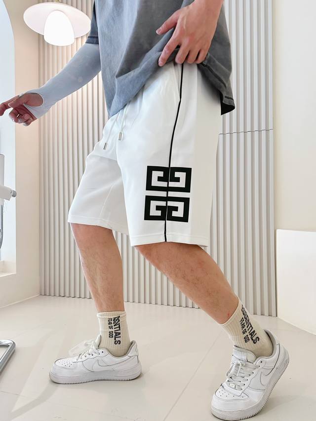 纪梵希 顶级货品2025夏季新款休闲短裤！官网同步发售。品牌经典Logo休闲裤 ，定制面料，舒适度极好，手触感强烈。辨识度极高，完美品相工艺。 尺码：M-3Xl