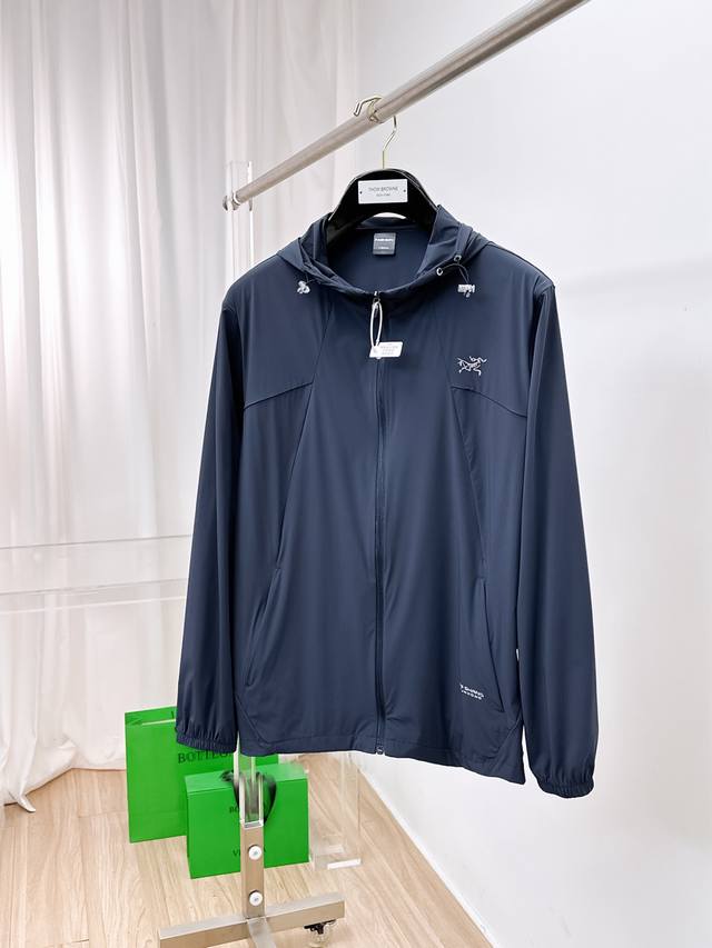 始祖鸟 2025春夏新款男士防晒服轻薄外套，独特订制防晒四面弹面料，卓越的弹性与回弹性，四向拉伸，面料在经纬，横向与纵向及对角线方向均具备弹性，适应大幅度的身体