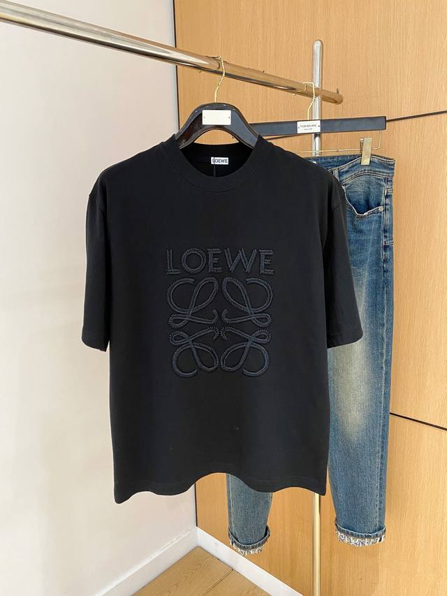 Ss罗意威纯棉最新面料经典标识图案Logo时尚简约潮流短袖，最顶级的品质专柜原单短袖，顶级制作工艺进口面料，专柜款独特设计，采用进口高端订制面料。官网在售！面料