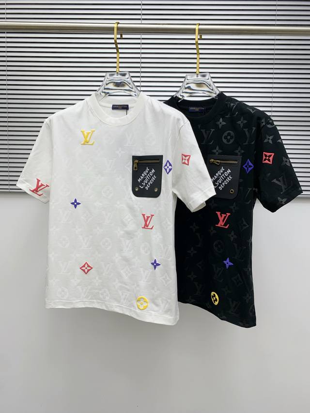 Sslv纯棉最新面料经典标识图案Logo时尚简约潮流短袖，最顶级的品质专柜原单短袖，顶级制作工艺进口面料，专柜款独特设计，采用进口高端订制面料。官网在售！面料版
