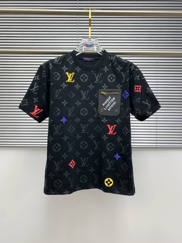 Sslv纯棉最新面料经典标识图案Logo时尚简约潮流短袖，最顶级的品质专柜原单短袖，顶级制作工艺进口面料，专柜款独特设计，采用进口高端订制面料。官网在售！面料版
